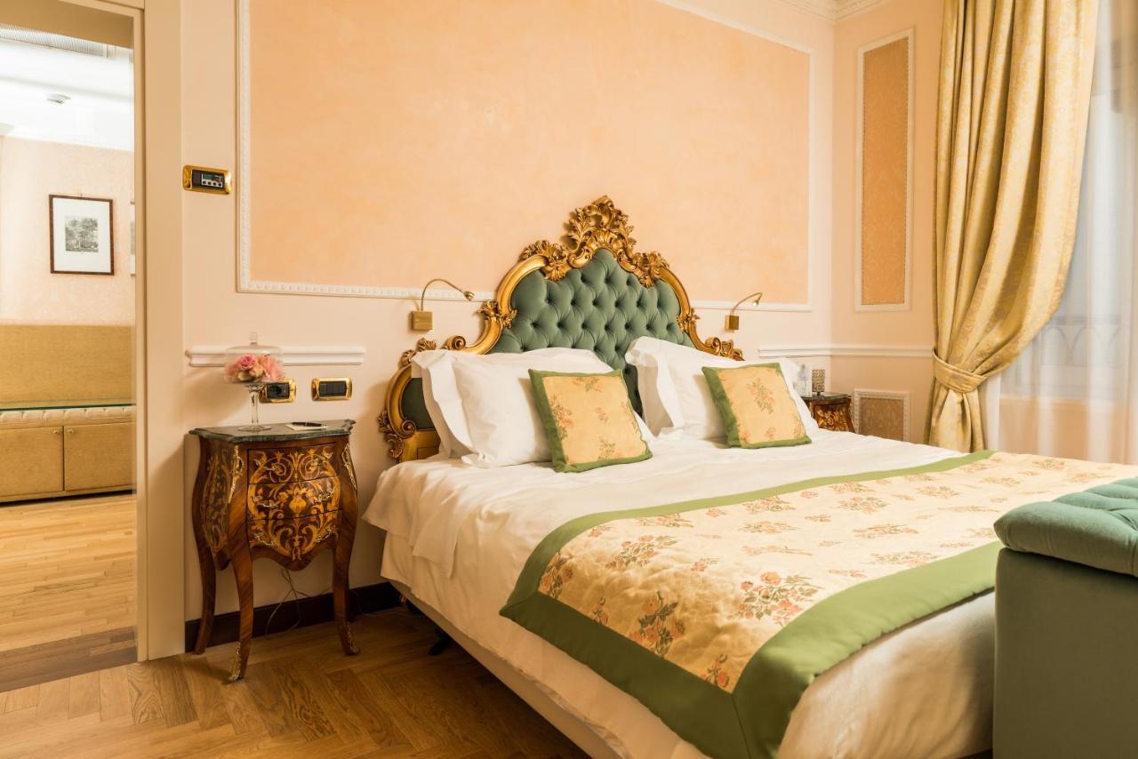 Hotel Bernini Palace Флоренция Екстериор снимка A room at the Hotel Excelsior