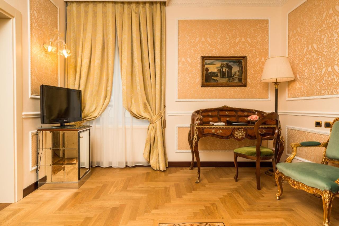 Hotel Bernini Palace Флоренция Екстериор снимка A room at the hotel