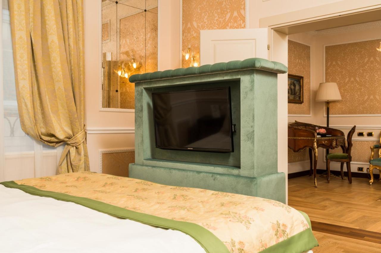 Hotel Bernini Palace Флоренция Екстериор снимка A television set in a hotel room