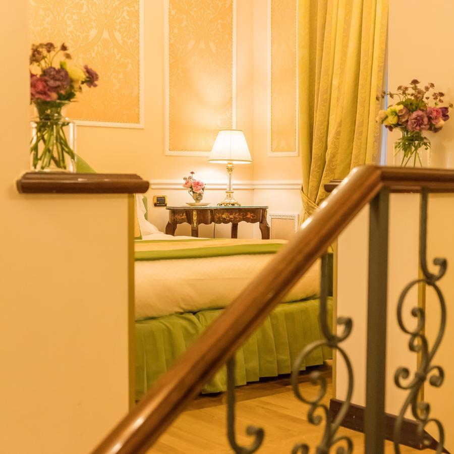 Hotel Bernini Palace Флоренция Екстериор снимка A room at the hotel
