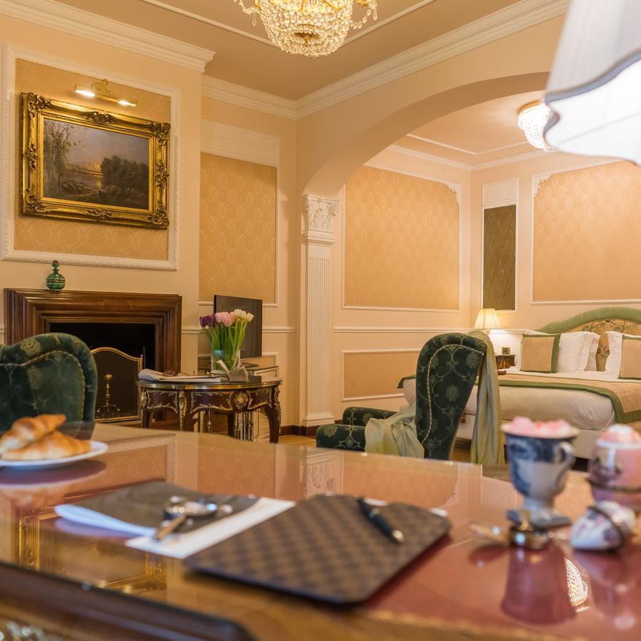 Hotel Bernini Palace Флоренция Екстериор снимка A suite at the hotel