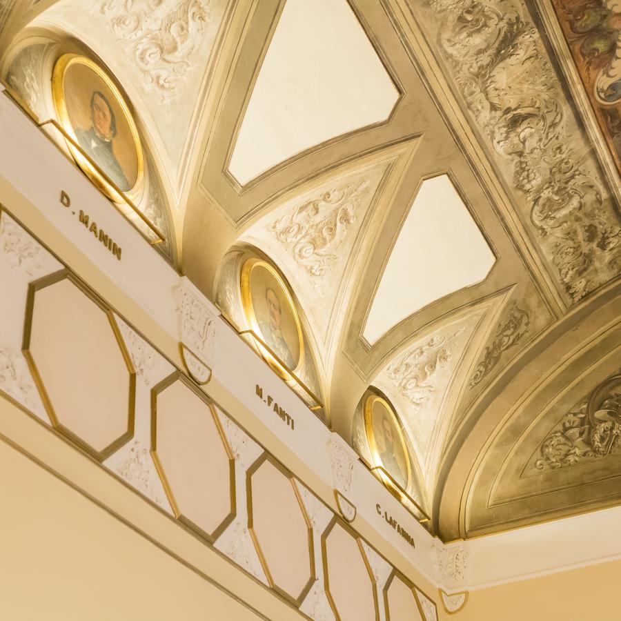 Hotel Bernini Palace Флоренция Екстериор снимка The ceiling of the main hall