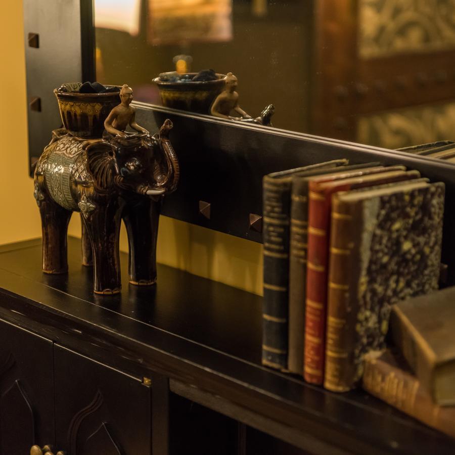 Hotel Bernini Palace Флоренция Екстериор снимка A collection of books on a table