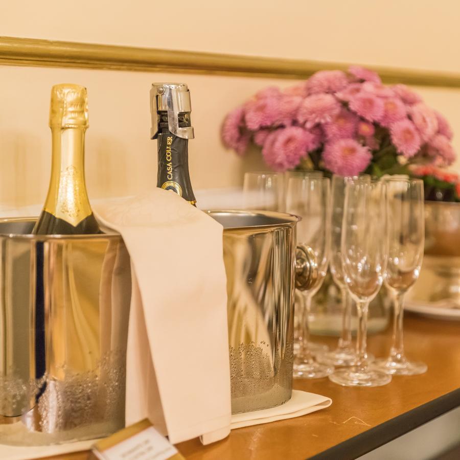 Hotel Bernini Palace Флоренция Екстериор снимка A bottle of champagne in a cooler