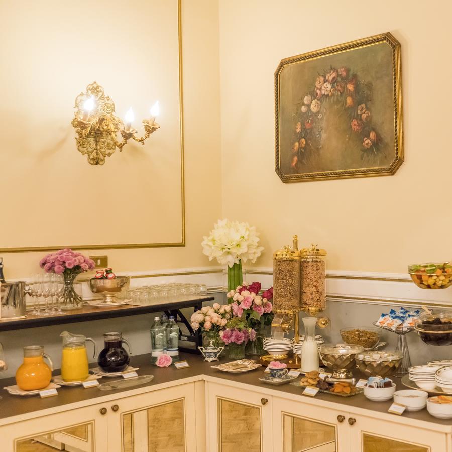 Hotel Bernini Palace Флоренция Екстериор снимка A typical afternoon tea at the Ritz