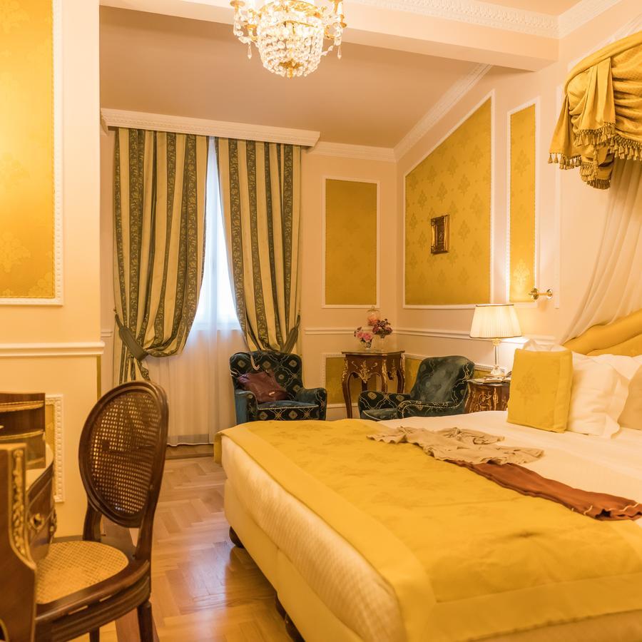 Hotel Bernini Palace Флоренция Екстериор снимка A room at the hotel