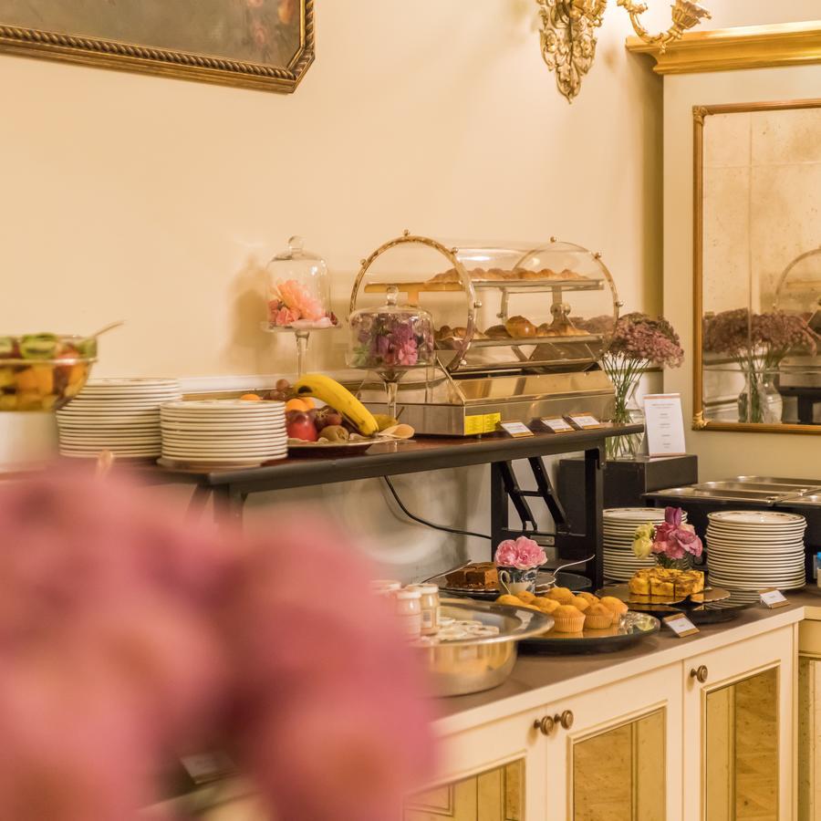 Hotel Bernini Palace Флоренция Екстериор снимка A buffet at a hotel