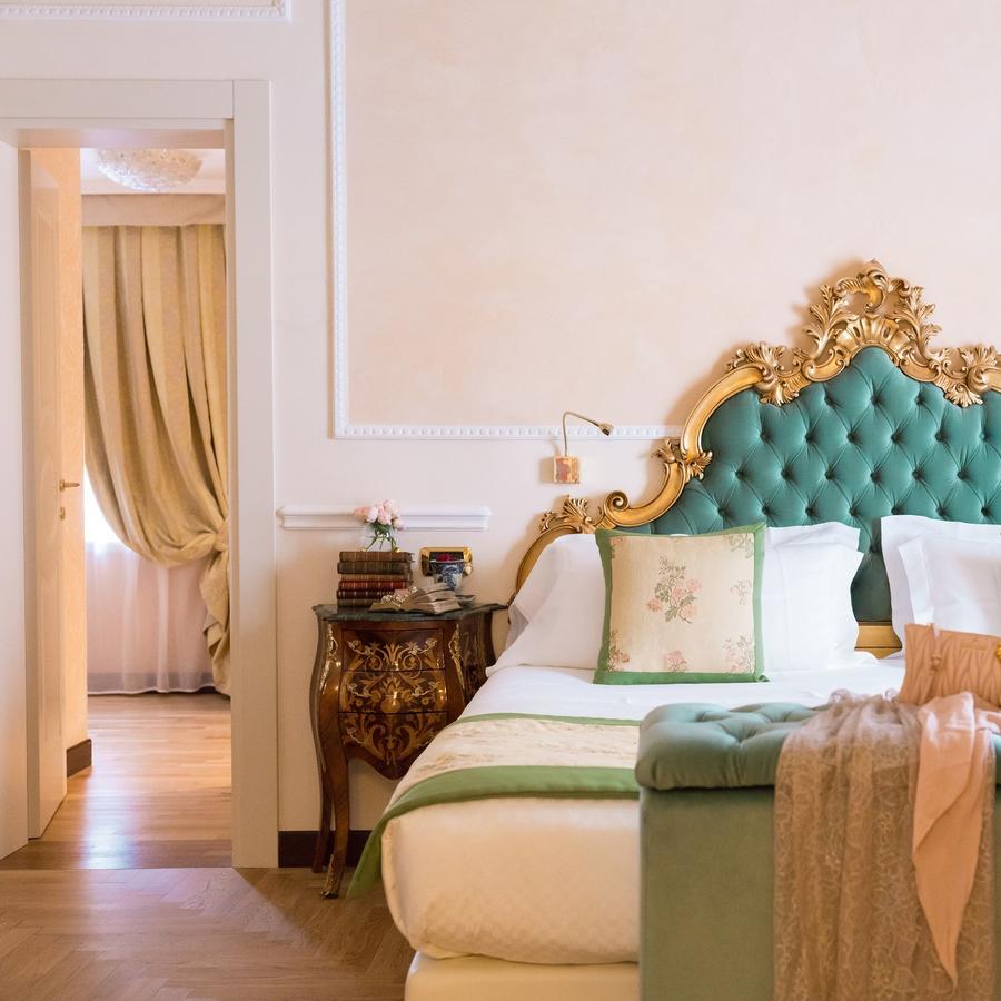 Hotel Bernini Palace Флоренция Екстериор снимка A room at the hotel